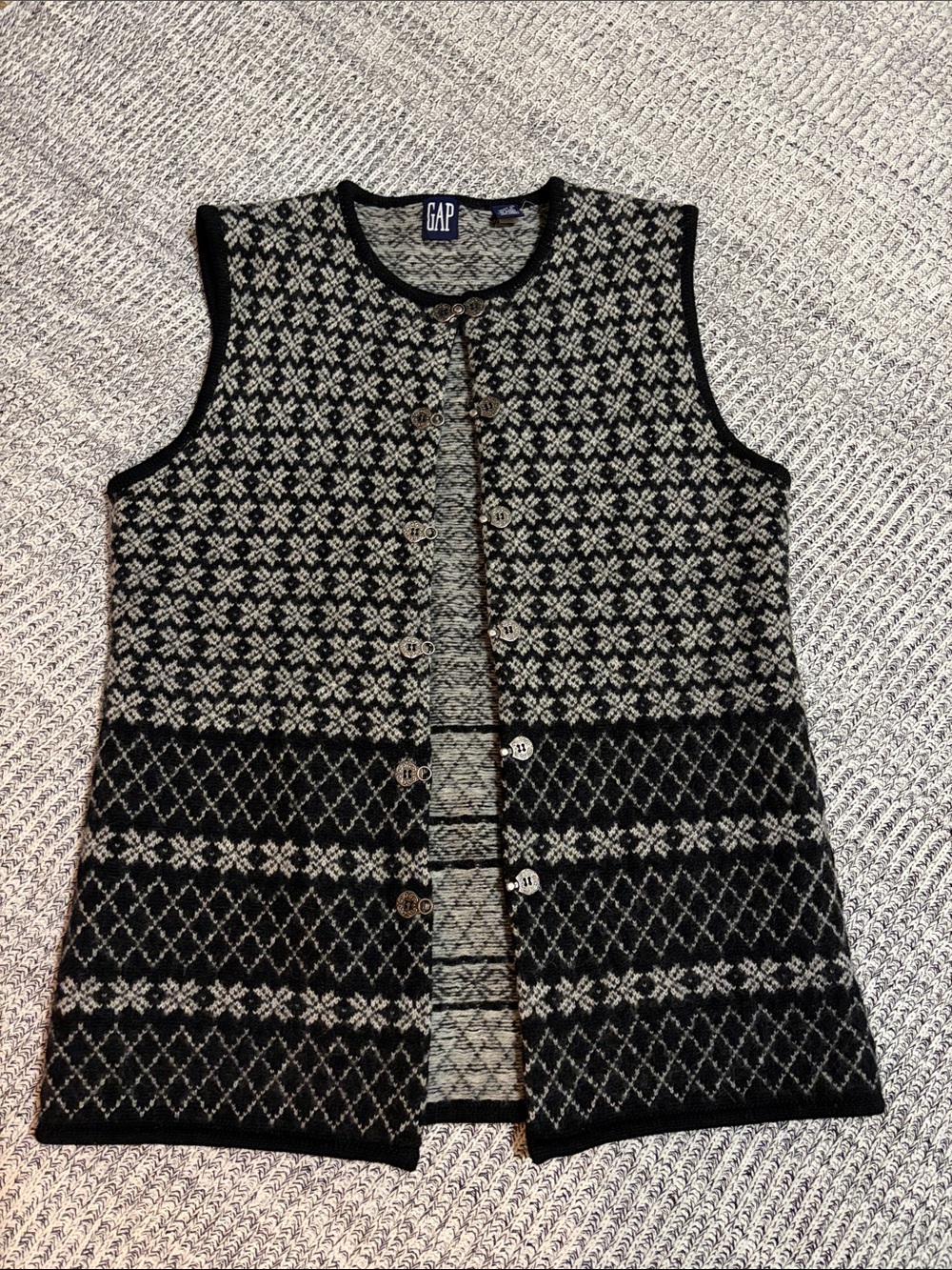 GAP Black and Gray
Fair Isle Wool Button Vest Size L